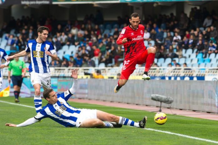 real-sociedad-vs-sevilla-flying-high-la-liga-soccer-2015