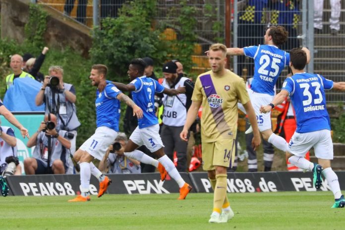 Jubel bei Darmstadt nach dem Tor zum 1 0 um Tobias Kempe SV Darmstadt 98 Entsetzen bei Aue um Pas