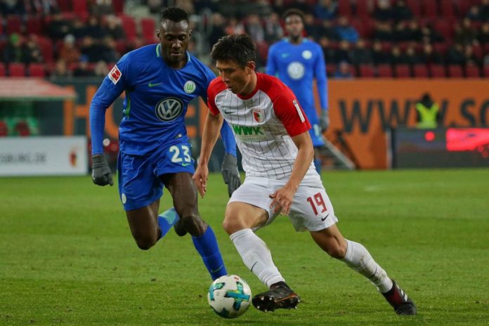 Augsburg Deutschland 25 11 2017 1 Bundesliga 13 Spieltag FC Augsburg VfL Wolfsburg Zweikamp